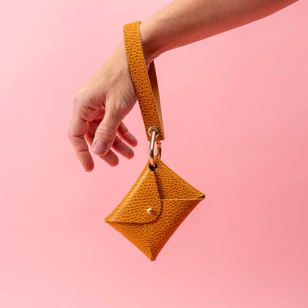 ゴールドキッド　ハンドメイドレザー財布 Goldenrod Dollaro Leather Wristlet Wallet Set – Avryn Co.